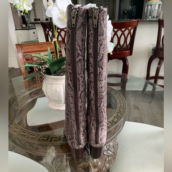 🤎🤎BORN AUDRIANA PYTHON SNAKESKIN LEATHER BOOTS!🤎🤎 - Picture 3 of 7